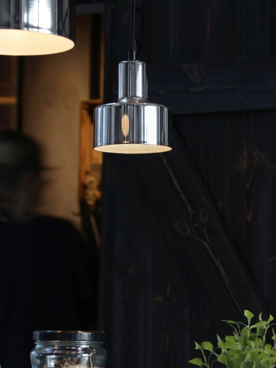 Solo Ø13 Chrome lampe de fenêtre De PR Home - Solo est une &eacute;l&eacute;gante applique murale en m&eacute;tal au design minimaliste.