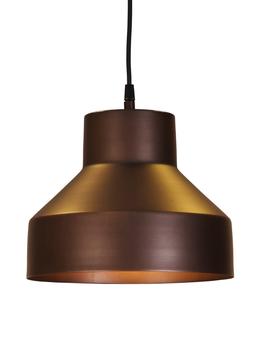 Solo Ø26 Brun suspension De PR Home - Sa finition mate brun antique lui conf&egrave;re une allure chaleureuse et sophistiqu&eacute;e, id&eacute;ale pour habiller une table &agrave; manger ou tout autre petit espace.