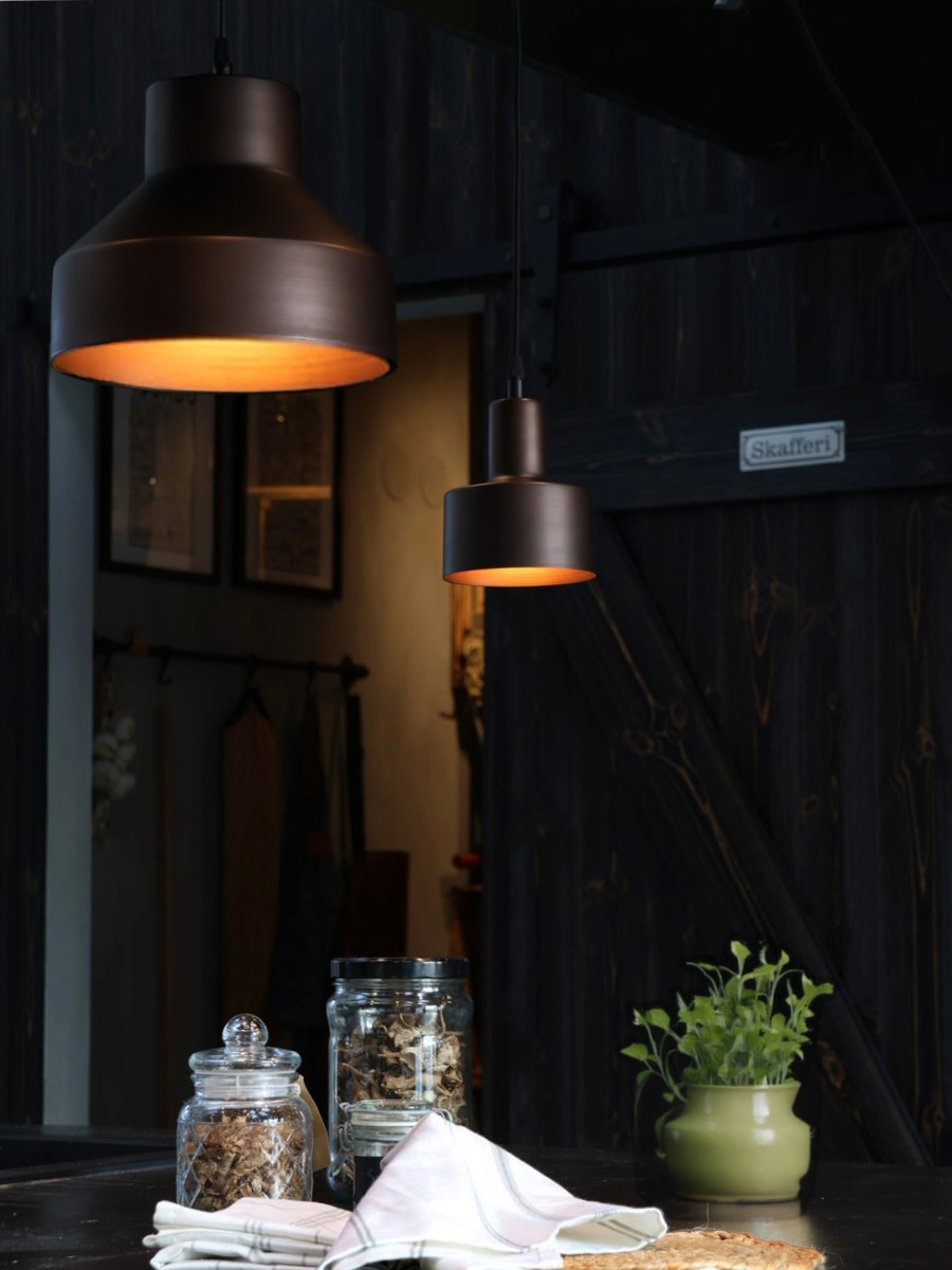 Solo Ø26 Brun suspension De PR Home - Sa finition mate brun antique lui conf&egrave;re une allure chaleureuse et sophistiqu&eacute;e, id&eacute;ale pour habiller une table &agrave; manger ou tout autre petit espace.