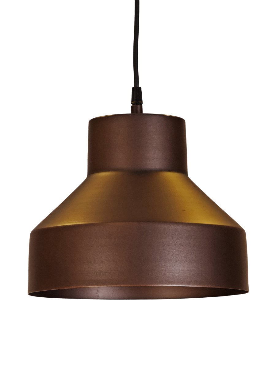 Solo Ø26 Brun suspension De PR Home - Sa finition mate brun antique lui conf&egrave;re une allure chaleureuse et sophistiqu&eacute;e, id&eacute;ale pour habiller une table &agrave; manger ou tout autre petit espace.