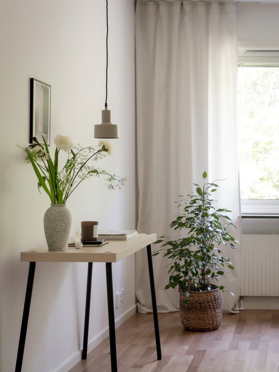 Solo Ø13 Beige lampe de fenêtre De PR Home - La lampe de fen&ecirc;tre Solo est une petite lampe de fen&ecirc;tre de nuit en m&eacute;tal.