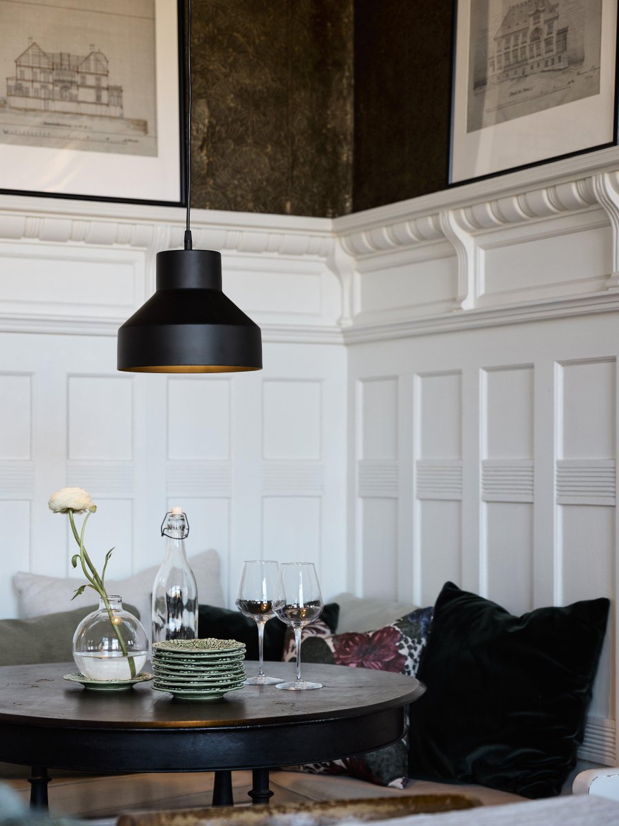 Solo Ø26 Noir suspension De PR Home - Câble en plastique noir de 1,6 m de long avec rosace de plafond pour suspension à crochet de la même couleur que l'abat-jour.