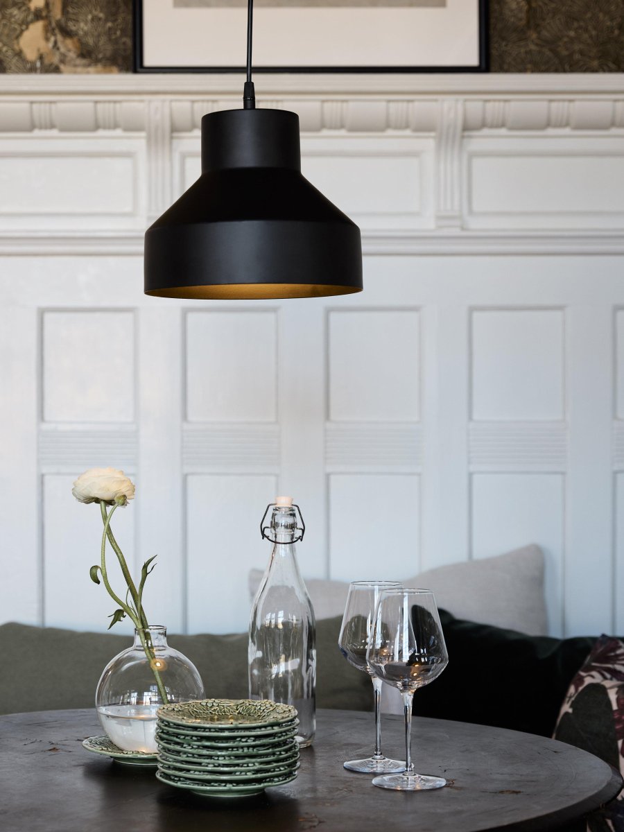 Solo Ø26 Noir suspension De PR Home - Câble en plastique noir de 1,6 m de long avec rosace de plafond pour suspension à crochet de la même couleur que l'abat-jour.