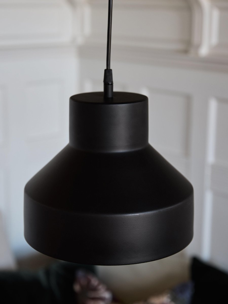 Solo Ø26 Noir suspension De PR Home - Câble en plastique noir de 1,6 m de long avec rosace de plafond pour suspension à crochet de la même couleur que l'abat-jour.