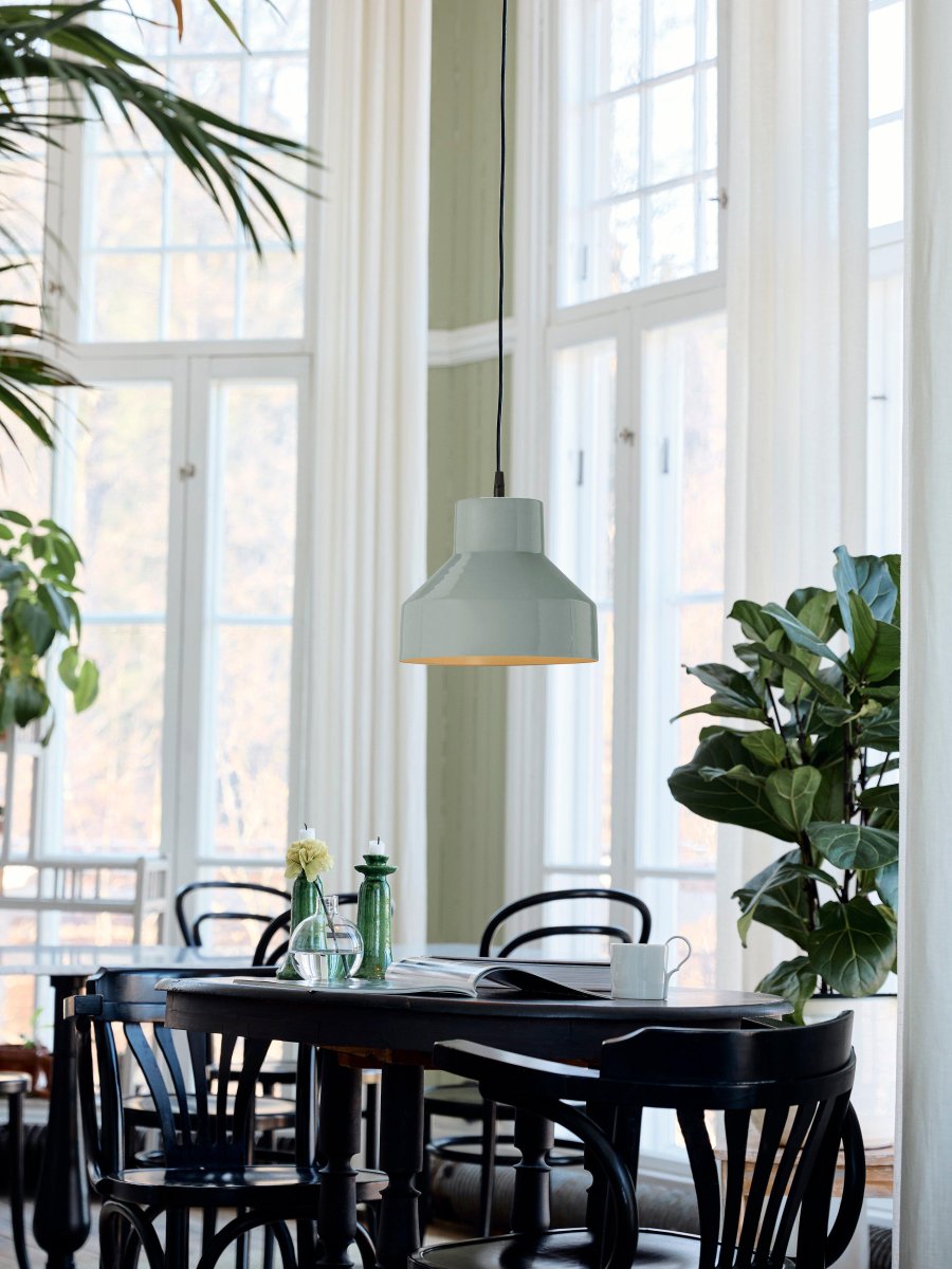 Solo Ø26 Gris suspension De PR Home - Câble en plastique noir de 1,6 m de long avec rosace de plafond pour suspension à crochet de la même couleur que l'abat-jour.