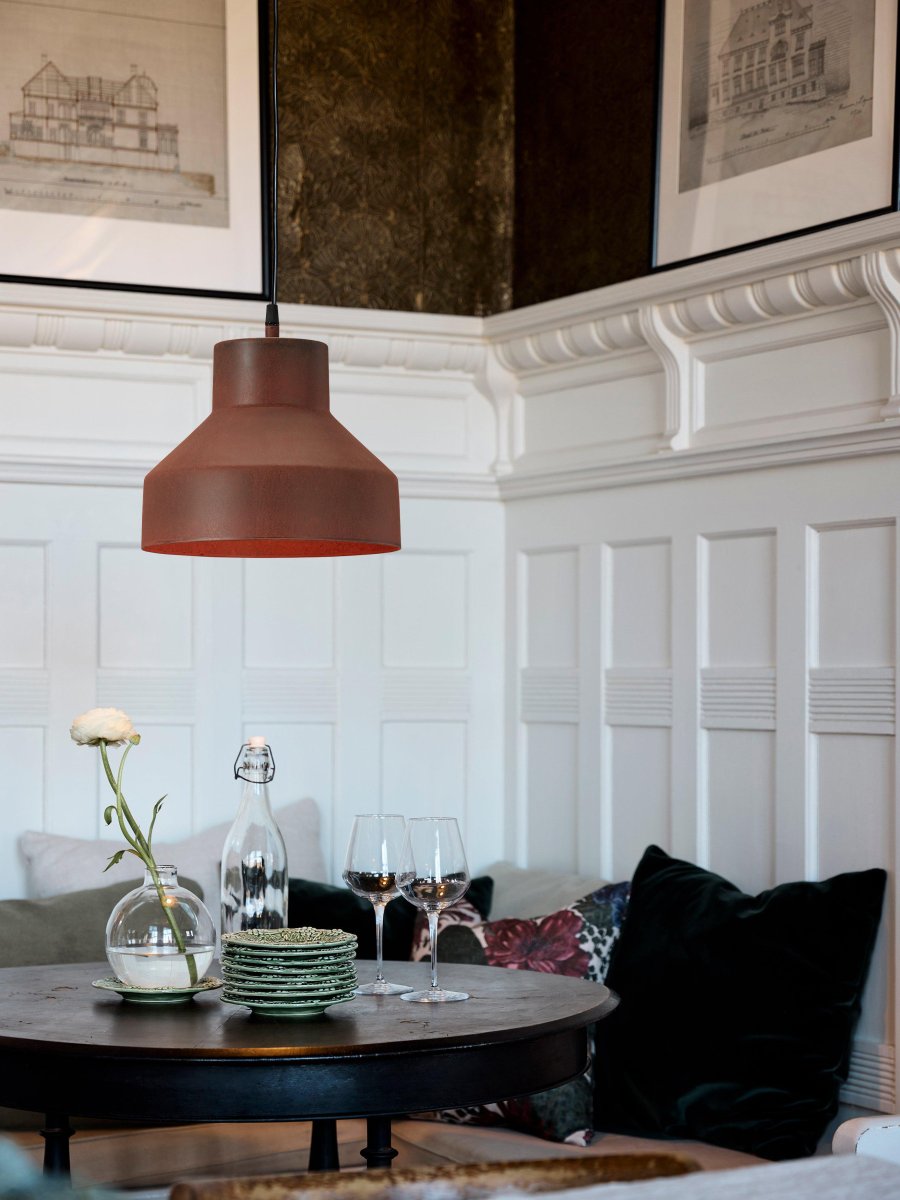 Solo Ø26 Rouiller suspension De PR Home - C&acirc;ble en plastique noir de 1,6 m de long avec rosace de plafond pour suspension &agrave; crochet de la m&ecirc;me couleur que l'abat-jour.
