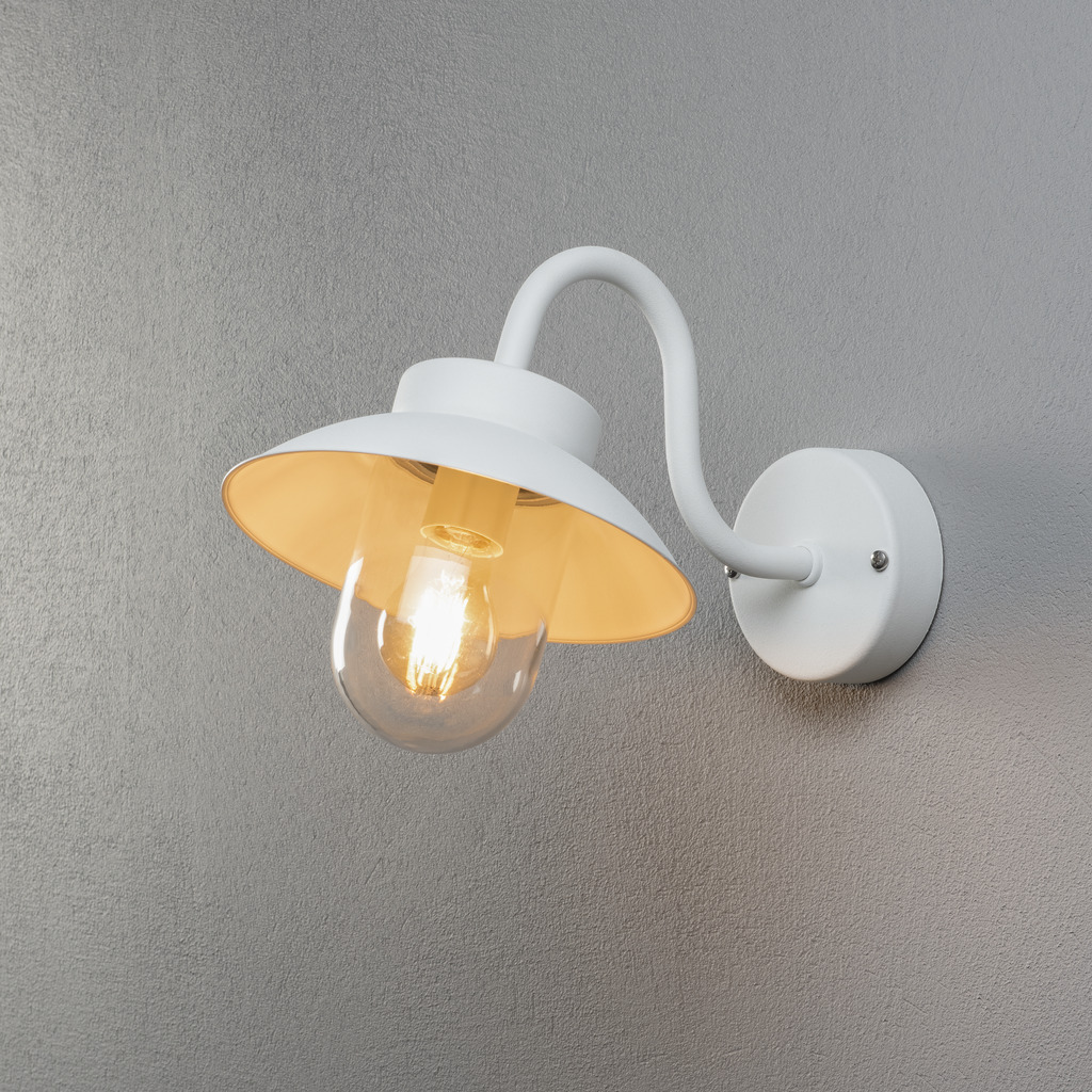 Vega Blanc lampe d’extérieur De Konstsmide - L'abat-jour large et le dôme en verre transparent émettent une lumière agréable et dirigée, ce qui rend la lampe parfaite pour les entrées et les patios.