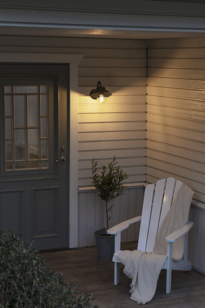 Vega Noir lampe d’extérieur De Konstsmide - L'abat-jour large et le dôme en verre transparent émettent une lumière agréable et dirigée, ce qui rend la lampe parfaite pour les entrées et les patios.