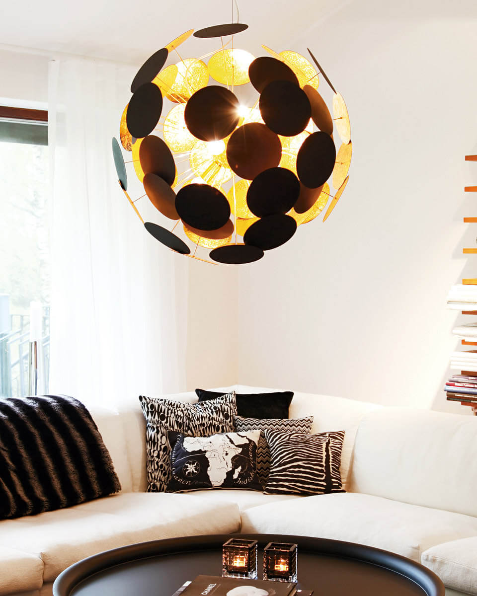 Planet Ø50 Noir/or suspension De By Rydéns - Les panneaux m&eacute;talliques, noir sable &agrave; l'ext&eacute;rieur et dor&eacute;s &agrave; l'int&eacute;rieur, cr&eacute;ent une ambiance chaleureuse et accueillante.