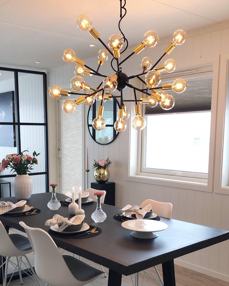 Heroes Ø80 Noir suspension De By Rydéns - Cette abondance d'ampoules cr&eacute;e une lumi&egrave;re chaleureuse et agr&eacute;able dans la pi&egrave;ce.