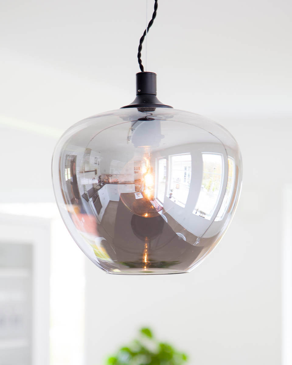 Bellissimo Ø28 Couleur fumée suspension De By Rydéns - Bellissimo est un magnifique plafonnier en verre fum&eacute; transparent et &eacute;l&eacute;gant.