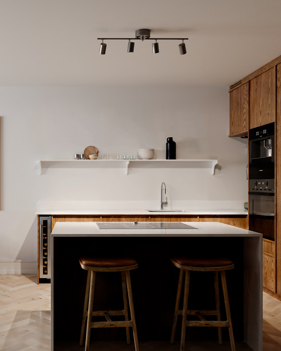 Correct 4 Gris acier spot De By Rydéns - Le plafonnier Correct apporte une ambiance subtile et moderne &agrave; votre int&eacute;rieur et s'int&egrave;gre parfaitement dans les couloirs, les chambres, les cuisines ou les salons.