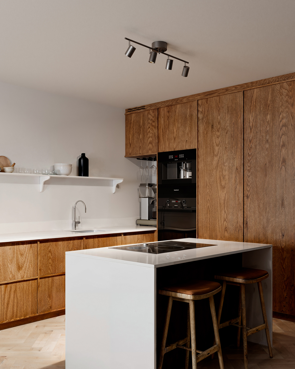 Correct 4 Gris acier spot De By Rydéns - Le plafonnier Correct apporte une ambiance subtile et moderne &agrave; votre int&eacute;rieur et s'int&egrave;gre parfaitement dans les couloirs, les chambres, les cuisines ou les salons.