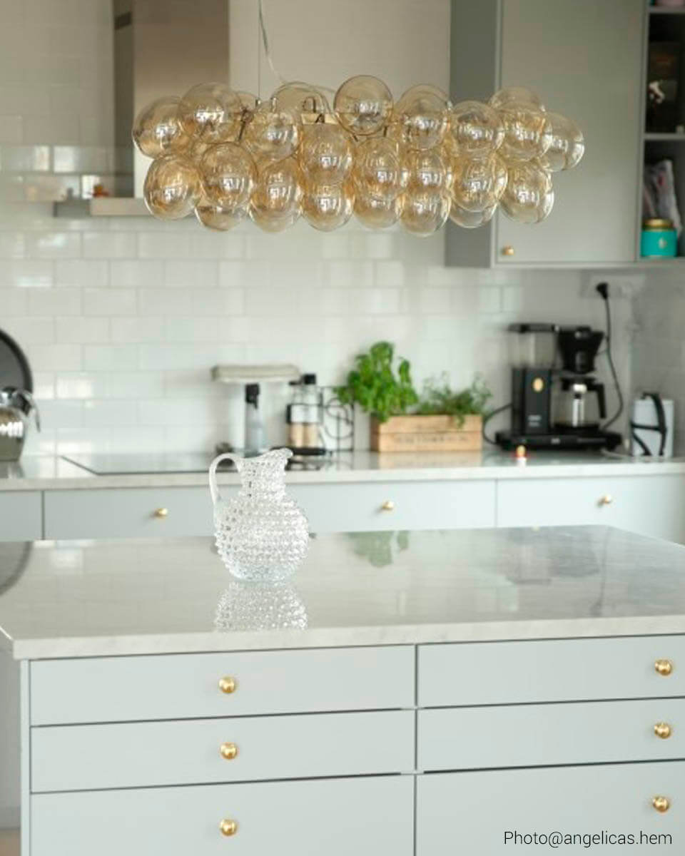 Gross Bar 80cm Ambre suspension De By Rydéns - La longueur de cette lampe est de 80 centim&egrave;tres et la longueur du c&acirc;ble est de 120 centim&egrave;tres, mais vous pouvez sur&eacute;lever ou abaisser la lampe pour l'adapter &agrave; votre maison.