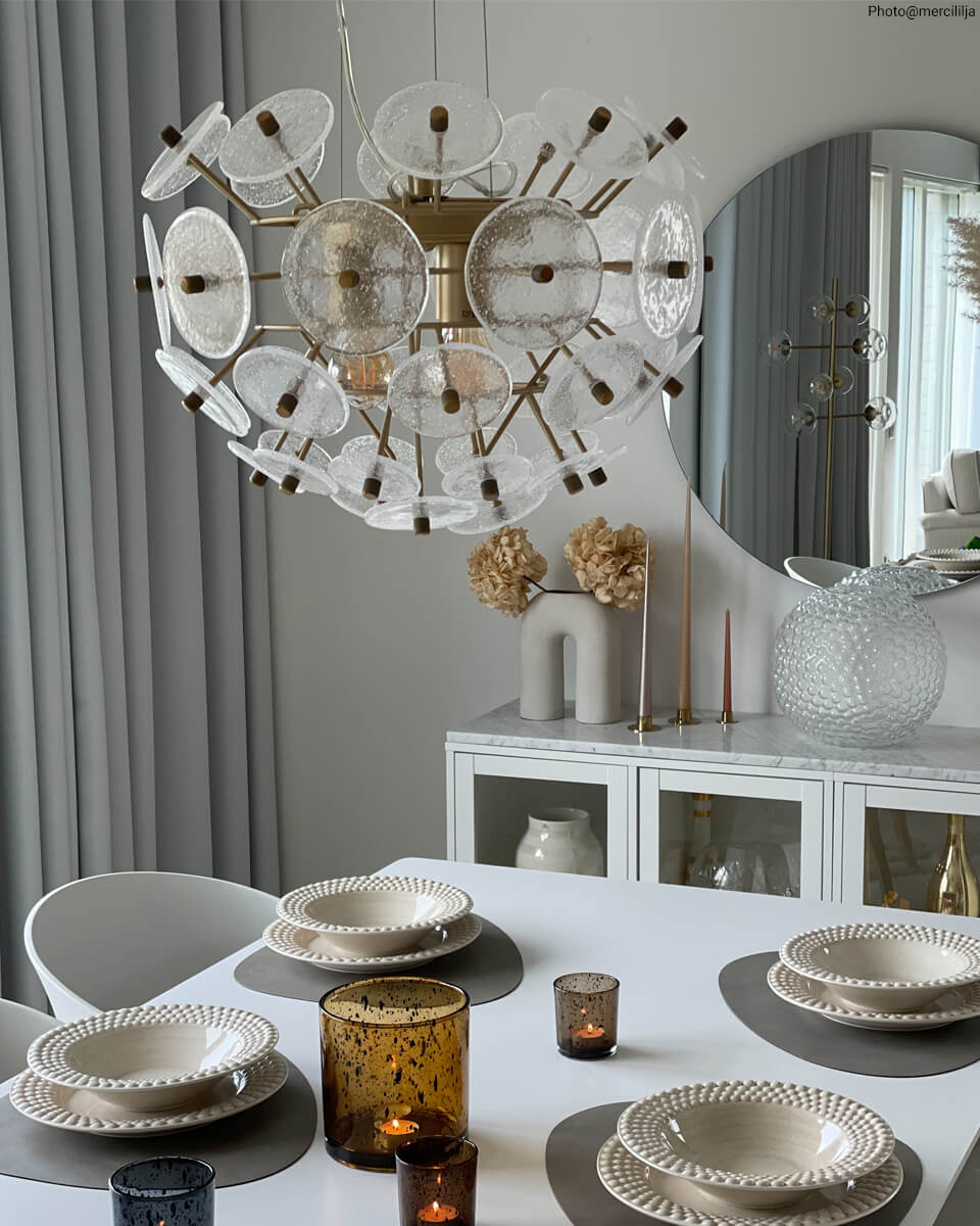 Retrow Ø50 suspension De By Rydéns - En plus des panneaux de verre, la lampe présente des détails en or mat sous la forme d'un plafonnier et de bras, créant une sensation de luxe.