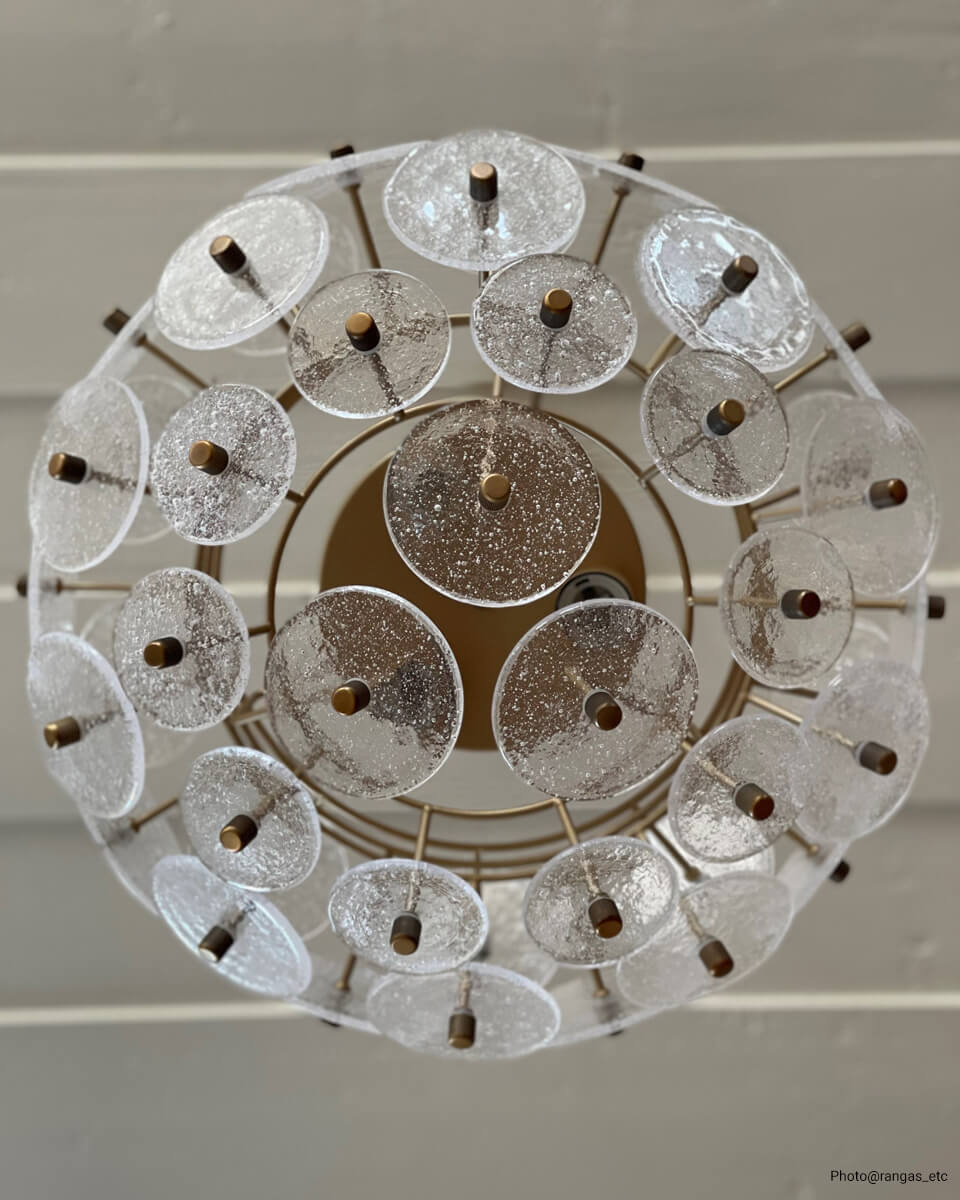 Retrow Ø50 suspension De By Rydéns - En plus des panneaux de verre, la lampe présente des détails en or mat sous la forme d'un plafonnier et de bras, créant une sensation de luxe.
