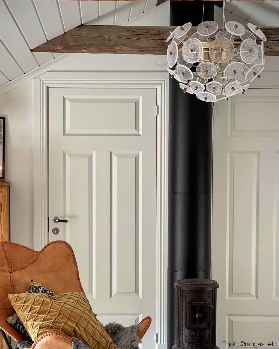 Retrow Ø50 suspension De By Rydéns - En plus des panneaux de verre, la lampe présente des détails en or mat sous la forme d'un plafonnier et de bras, créant une sensation de luxe.