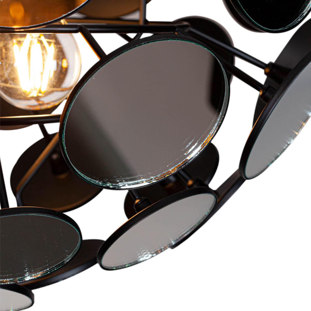 Vanita Ø50 Noir suspension De By Rydéns - Vanita est une suspension au design saisissant, rappelant l'&acirc;ge d'or des boules &agrave; facettes, mais avec un design r&eacute;solument moderne.