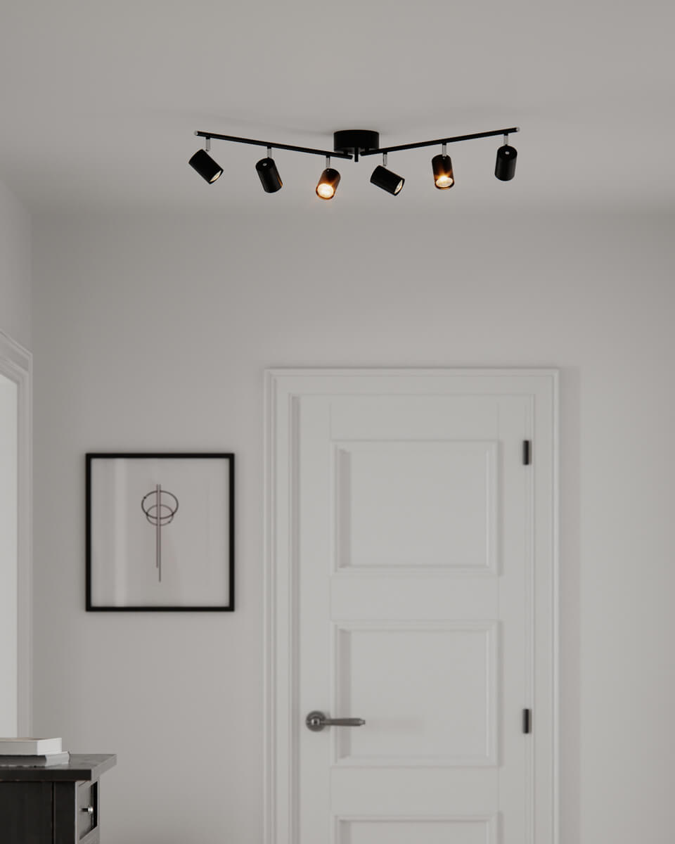 Correct 6 Noir mat spot De By Rydéns - Ses six spots orientables permettent de diriger la lumi&egrave;re pr&eacute;cis&eacute;ment o&ugrave; vous le souhaitez, cr&eacute;ant ainsi un &eacute;clairage &agrave; la fois fonctionnel et chaleureux.