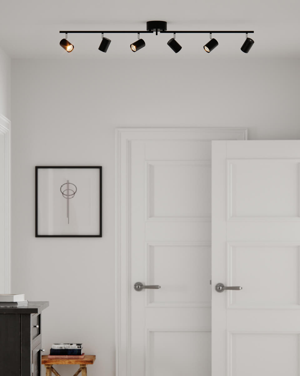 Correct 6 Noir mat spot De By Rydéns - Ses six spots orientables permettent de diriger la lumi&egrave;re pr&eacute;cis&eacute;ment o&ugrave; vous le souhaitez, cr&eacute;ant ainsi un &eacute;clairage &agrave; la fois fonctionnel et chaleureux.