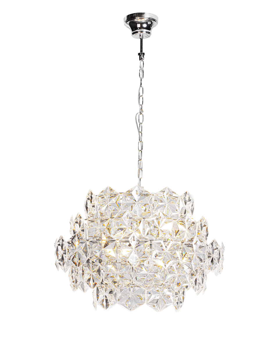 Monarque Ø58 Transparent cristal De By Rydéns - Sa suspension &agrave; cha&icirc;ne chrom&eacute;e souligne son allure sophistiqu&eacute;e et en fait un &eacute;l&eacute;ment central et &eacute;l&eacute;gant au-dessus de la table &agrave; manger ou dans le salon.