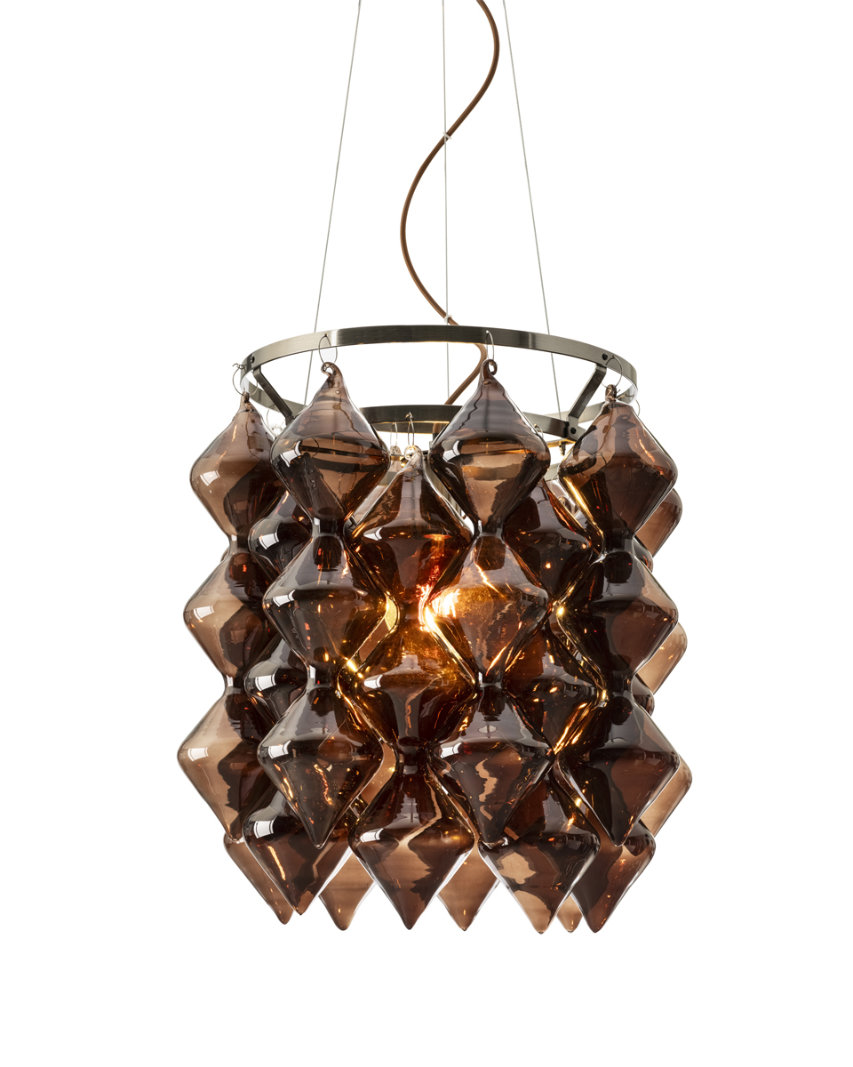 Gemma Ø45 Brun suspension De By Rydéns - Le design innovant du verre lui conf&egrave;re une allure &eacute;l&eacute;gante et moderne qui la distingue.