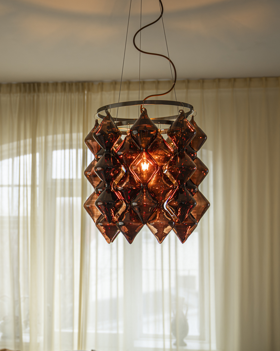 Gemma Ø45 Brun suspension De By Rydéns - Le design innovant du verre lui conf&egrave;re une allure &eacute;l&eacute;gante et moderne qui la distingue.