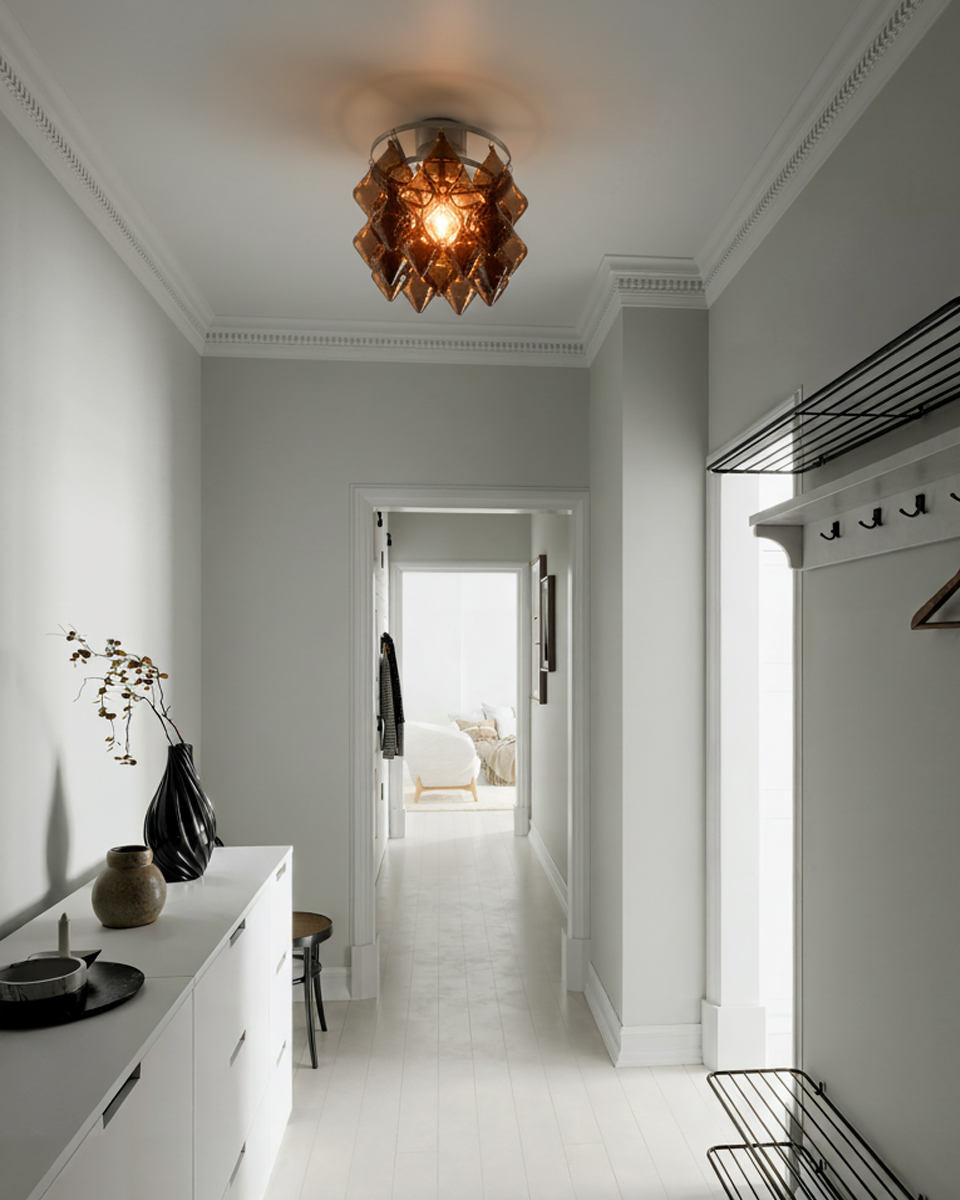 Gemma Ø45 Brun plafonnier De By Rydéns - Le design innovant du verre lui conf&egrave;re une allure &eacute;l&eacute;gante et moderne qui la distingue.