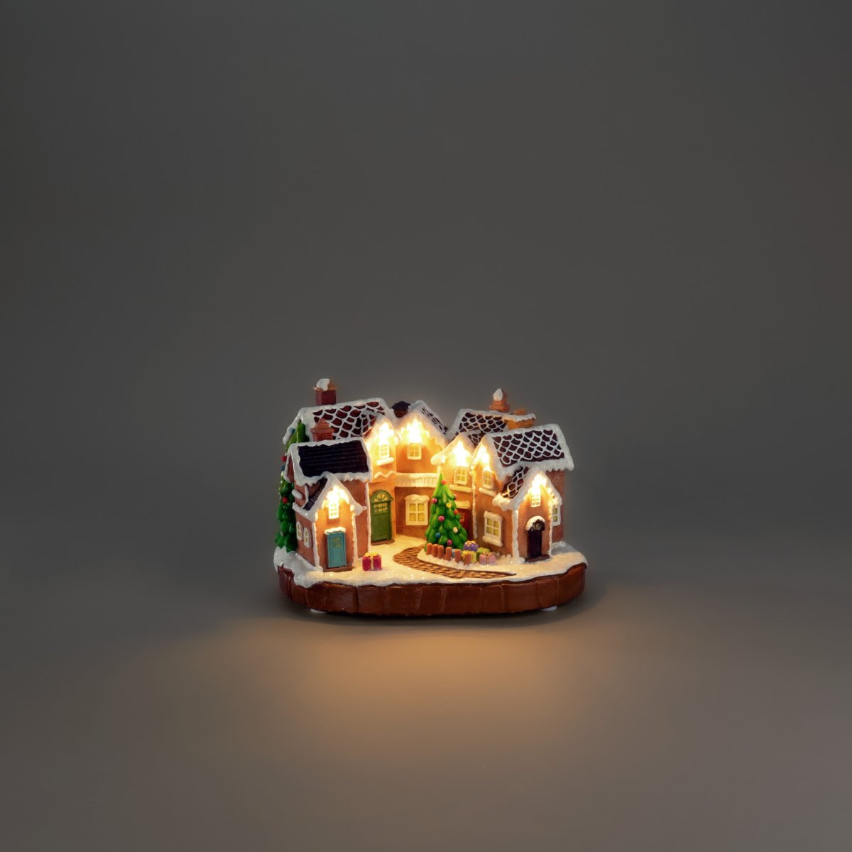 Village en pain d’épices 17cm Brun De Konstsmide - Les toits enneig&eacute;s, les portes color&eacute;es et le sapin d&eacute;cor&eacute; au centre cr&eacute;ent une atmosph&egrave;re de conte de No&euml;l.