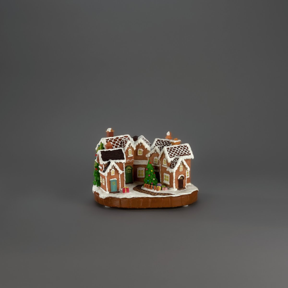 Village en pain d’épices 17cm Brun De Konstsmide - Les toits enneig&eacute;s, les portes color&eacute;es et le sapin d&eacute;cor&eacute; au centre cr&eacute;ent une atmosph&egrave;re de conte de No&euml;l.