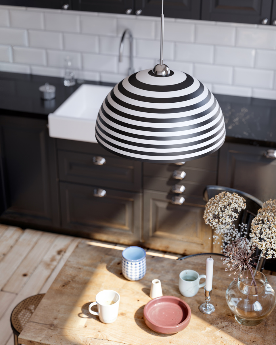 Stripe Ø45 Noir et blanc suspension De By Rydéns - L'int&eacute;rieur argent&eacute; refl&egrave;te magnifiquement la lumi&egrave;re, soulignant le caract&egrave;re d&eacute;coratif de la lampe tout en contribuant &agrave; un &eacute;clairage agr&eacute;able.