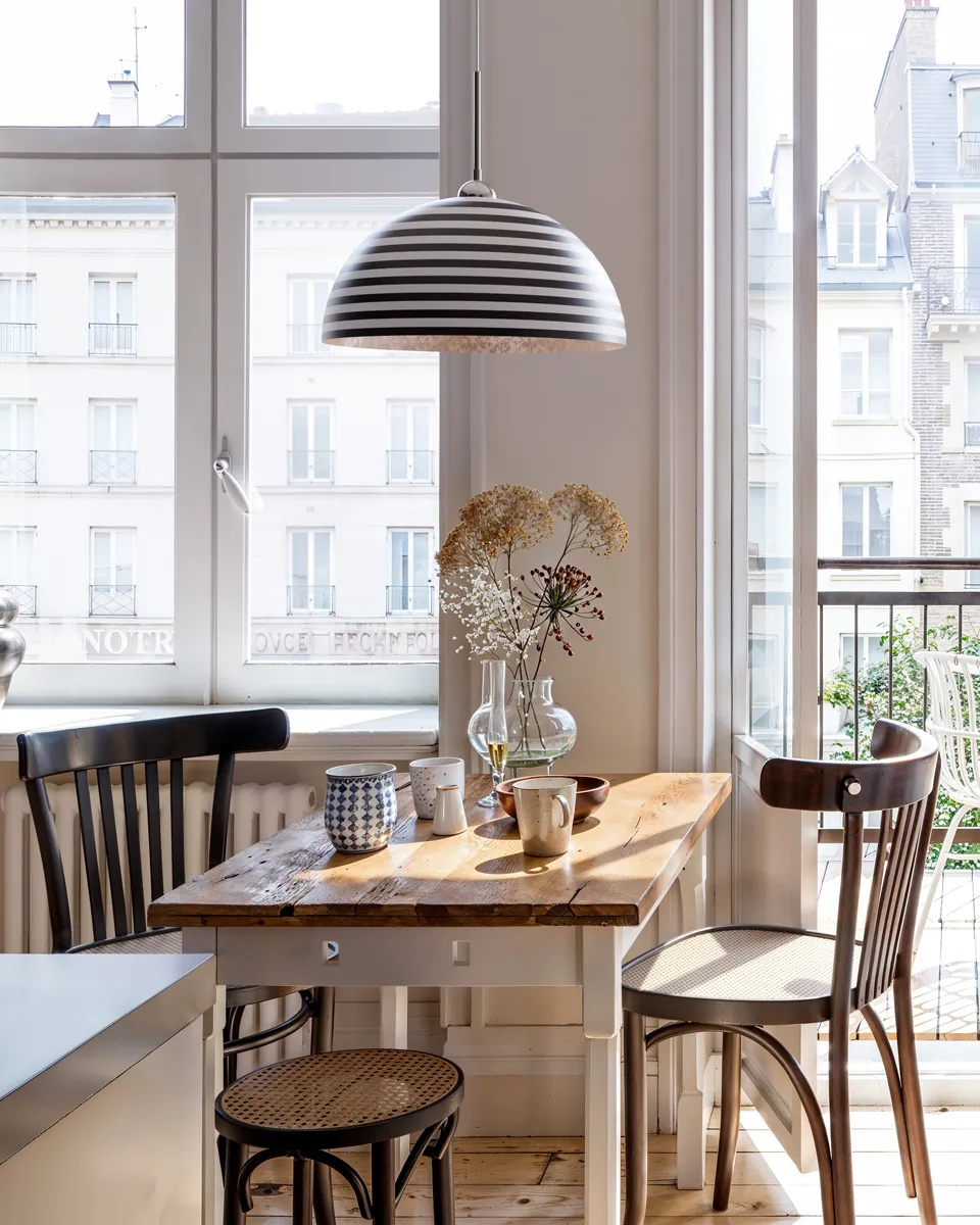 Stripe Ø45 Noir et blanc suspension De By Rydéns - L'int&eacute;rieur argent&eacute; refl&egrave;te magnifiquement la lumi&egrave;re, soulignant le caract&egrave;re d&eacute;coratif de la lampe tout en contribuant &agrave; un &eacute;clairage agr&eacute;able.