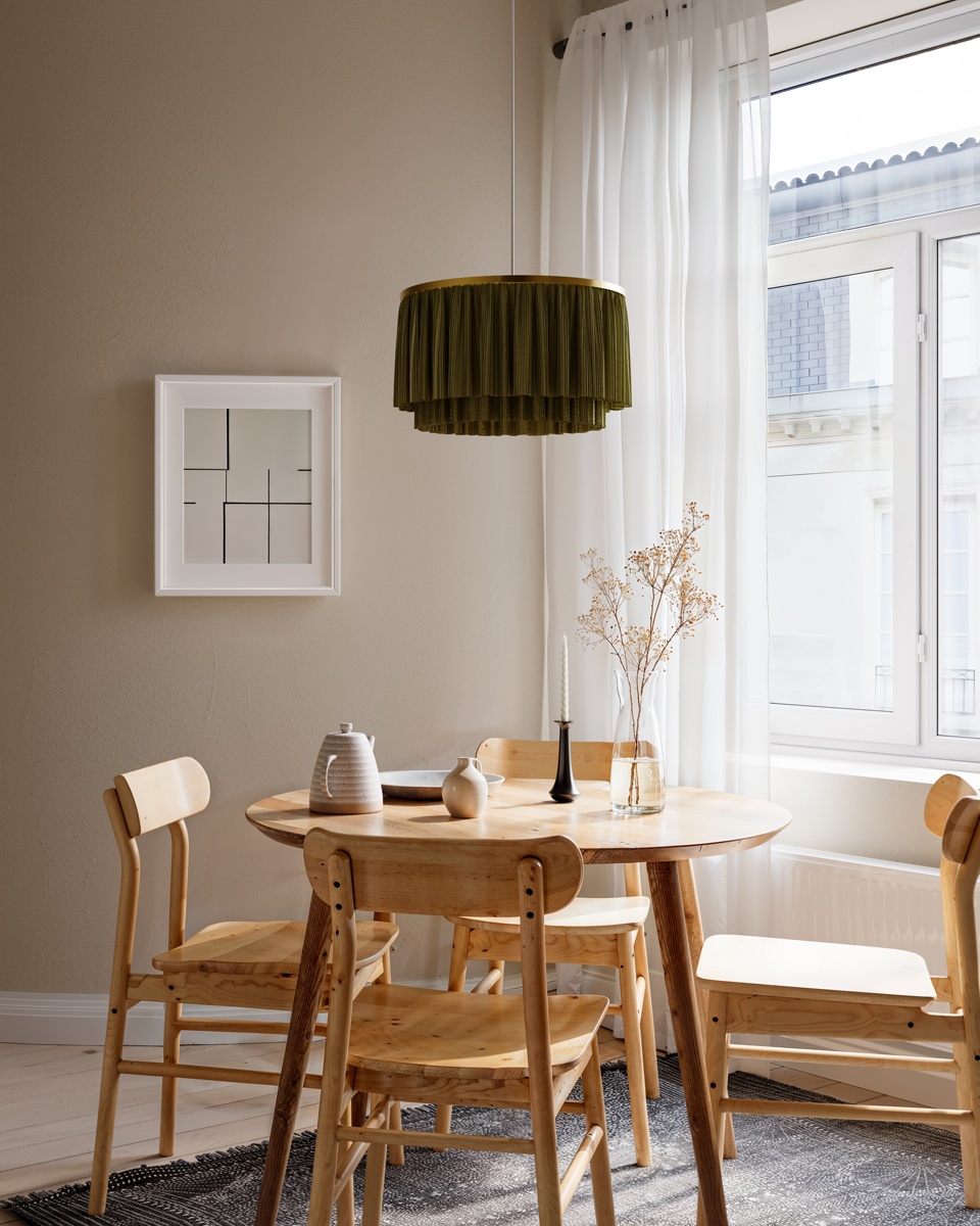 Ophelia Ø40 Vert suspension De By Rydéns - Son abat-jour pliss&eacute; en tissu vert est &agrave; double &eacute;paisseur, ce qui lui conf&egrave;re une allure d&eacute;corative et exclusive.