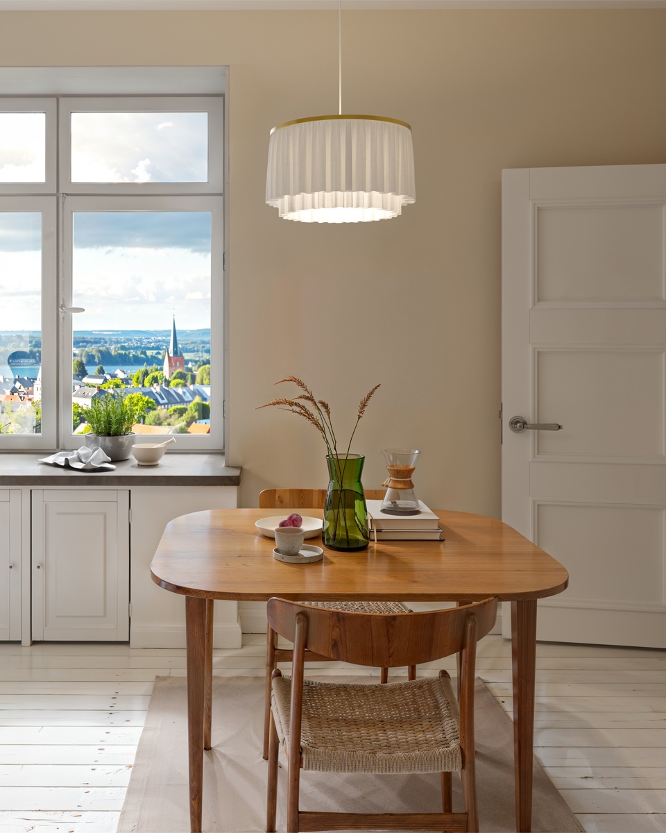 Ophelia Ø40 Blanc suspension De By Rydéns - Une fois allum&eacute;, il diffuse une lumi&egrave;re douce et tamis&eacute;e, cr&eacute;ant une ambiance chaleureuse et accueillante dans la pi&egrave;ce.
