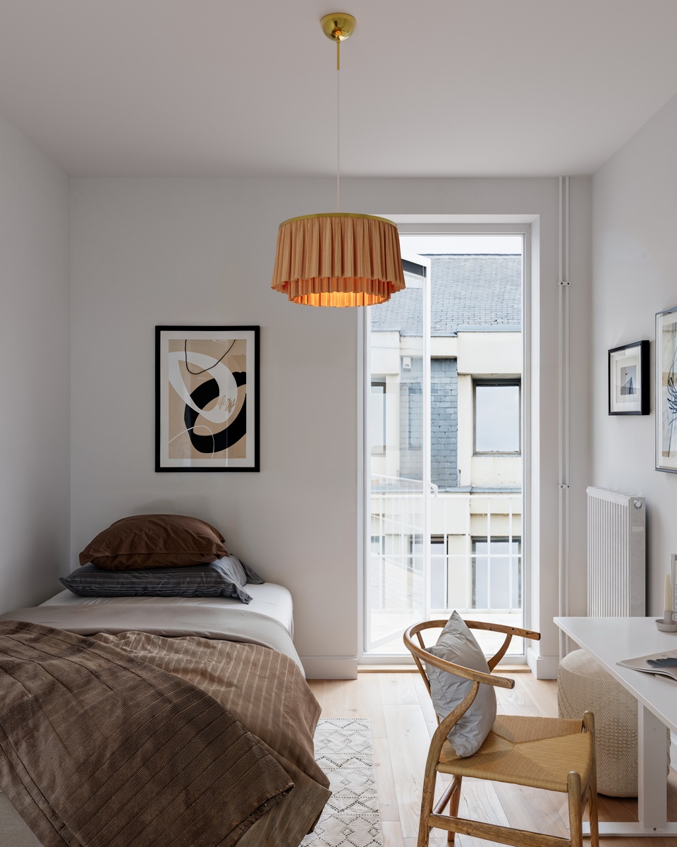 Ophelia Ø40 Beige suspension De By Rydéns - Une fois allum&eacute;e, la lampe diffuse une lumi&egrave;re douce et tamis&eacute;e, cr&eacute;ant une ambiance chaleureuse et accueillante dans la pi&egrave;ce.