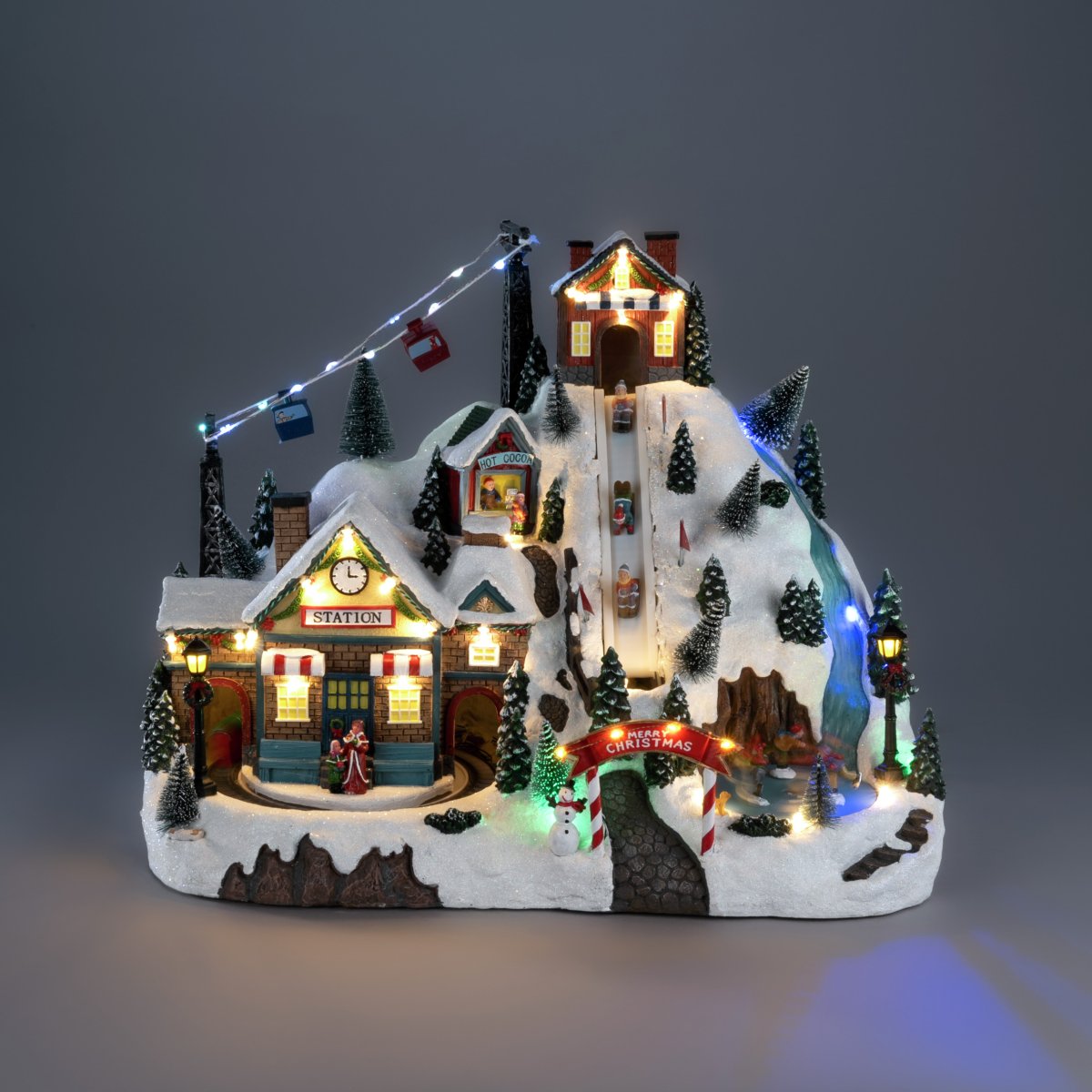 Village de Noël Station de ski 28cm Multicolore De Konstsmide - Cr&eacute;ez une ambiance de No&euml;l f&eacute;&eacute;rique et chaleureuse avec ce village de No&euml;l miniature en polyr&eacute;sine, repr&eacute;sentant une station de ski.