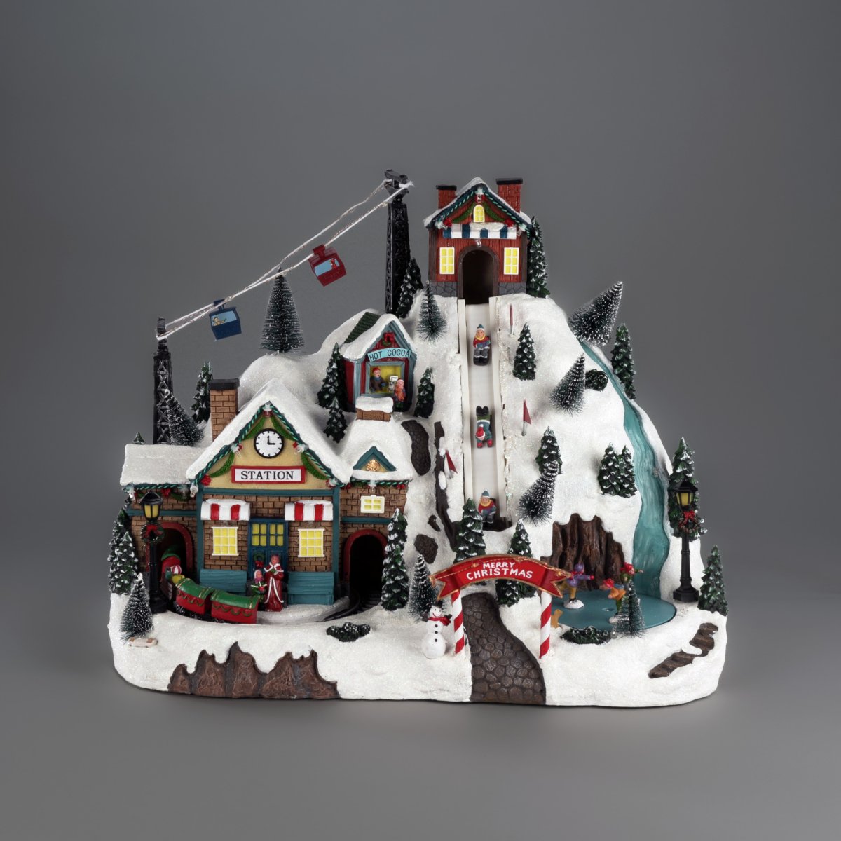 Village de Noël Station de ski 28cm Multicolore De Konstsmide - Cr&eacute;ez une ambiance de No&euml;l f&eacute;&eacute;rique et chaleureuse avec ce village de No&euml;l miniature en polyr&eacute;sine, repr&eacute;sentant une station de ski.