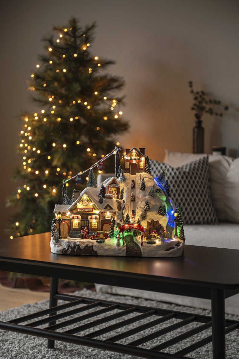 Village de Noël Station de ski 28cm Multicolore De Konstsmide - Cr&eacute;ez une ambiance de No&euml;l f&eacute;&eacute;rique et chaleureuse avec ce village de No&euml;l miniature en polyr&eacute;sine, repr&eacute;sentant une station de ski.