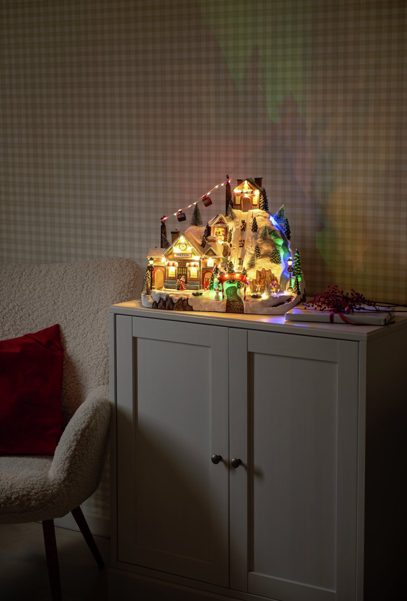 Village de Noël Station de ski 28cm Multicolore De Konstsmide - Cr&eacute;ez une ambiance de No&euml;l f&eacute;&eacute;rique et chaleureuse avec ce village de No&euml;l miniature en polyr&eacute;sine, repr&eacute;sentant une station de ski.