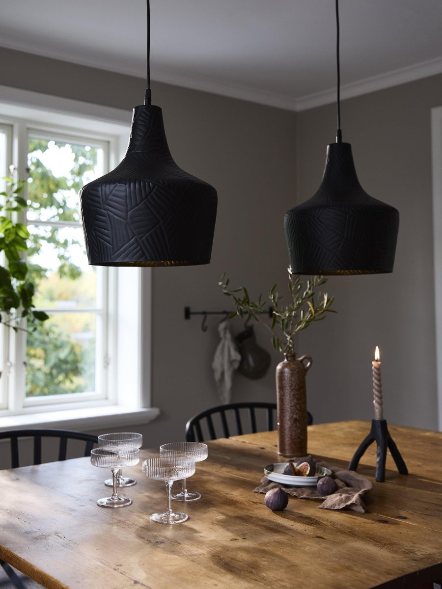 Ribble Ø25 Noir suspension De PR Home - C&acirc;ble en plastique noir de 1,5 m de long avec rosace de plafond pour suspension par crochet de la m&ecirc;me couleur que l'abat-jour.