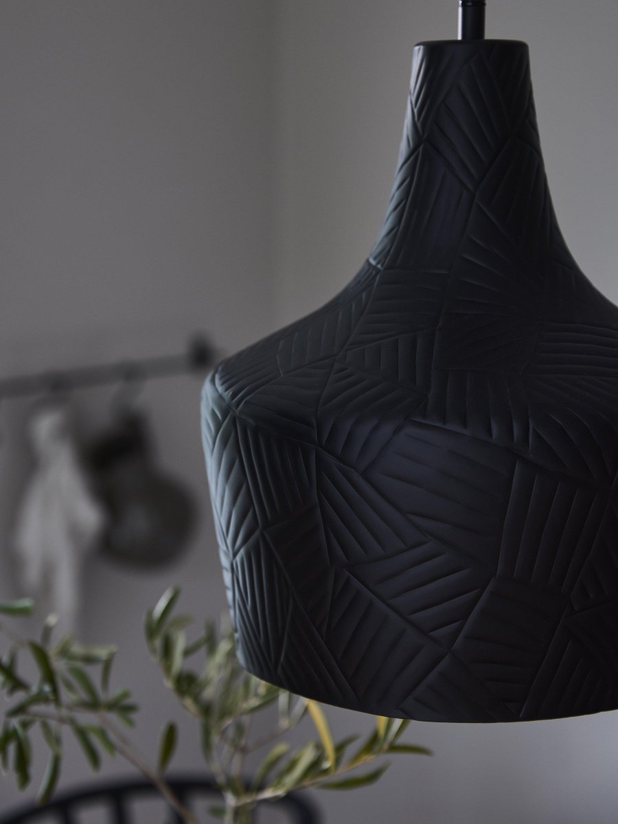 Ribble Ø25 Noir suspension De PR Home - C&acirc;ble en plastique noir de 1,5 m de long avec rosace de plafond pour suspension par crochet de la m&ecirc;me couleur que l'abat-jour.