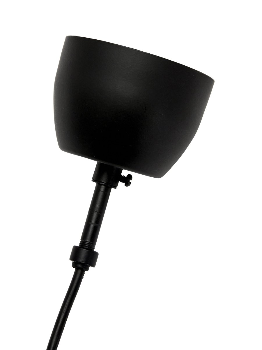 Ribble Ø25 Noir suspension De PR Home - C&acirc;ble en plastique noir de 1,5 m de long avec rosace de plafond pour suspension par crochet de la m&ecirc;me couleur que l'abat-jour.