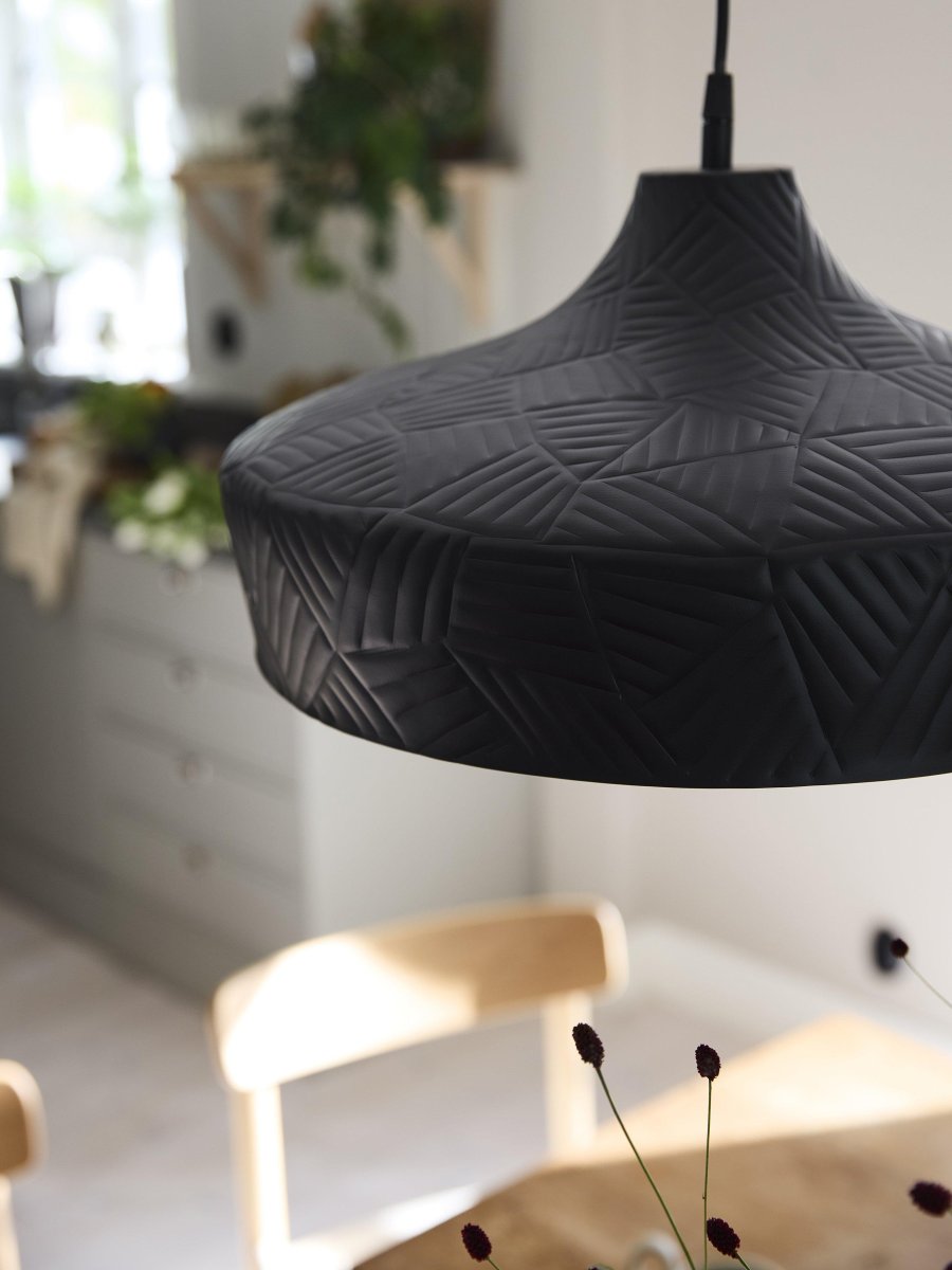 Ribble Ø45 Noir suspension De PR Home - Câble en plastique noir de 1,5 m de long avec rosace de plafond pour suspension par crochet de la même couleur que l'abat-jour.