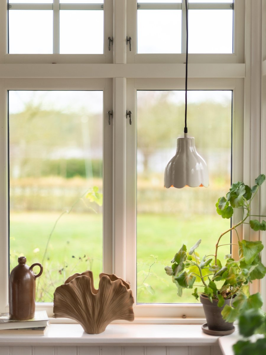 Tulippa Ø17 Beige lampe de fenêtre De PR Home - L'inspiration de la lampe vient d'une tulipe des peintures et des jardins de Carl Larsson.