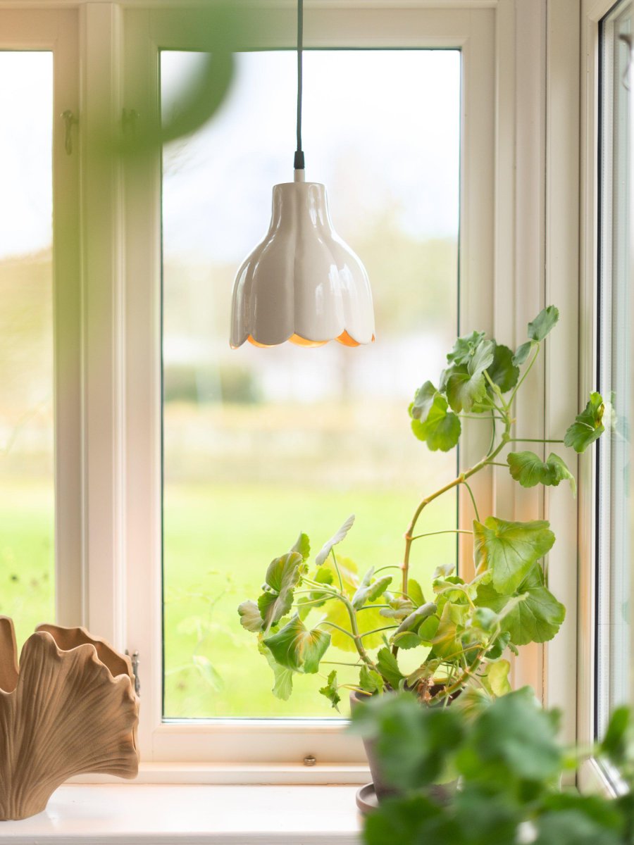 Tulippa Ø17 Beige lampe de fenêtre De PR Home - L'inspiration de la lampe vient d'une tulipe des peintures et des jardins de Carl Larsson.