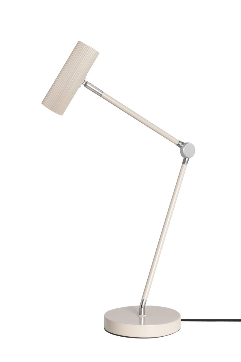 Hubble Read 45cm Beige lampe de bureau De Globen Lighting - Fabriquée en acier/aluminium laqué mat, la lampe est équipée d'un câble textile de 200 cm avec interrupteur et prise.