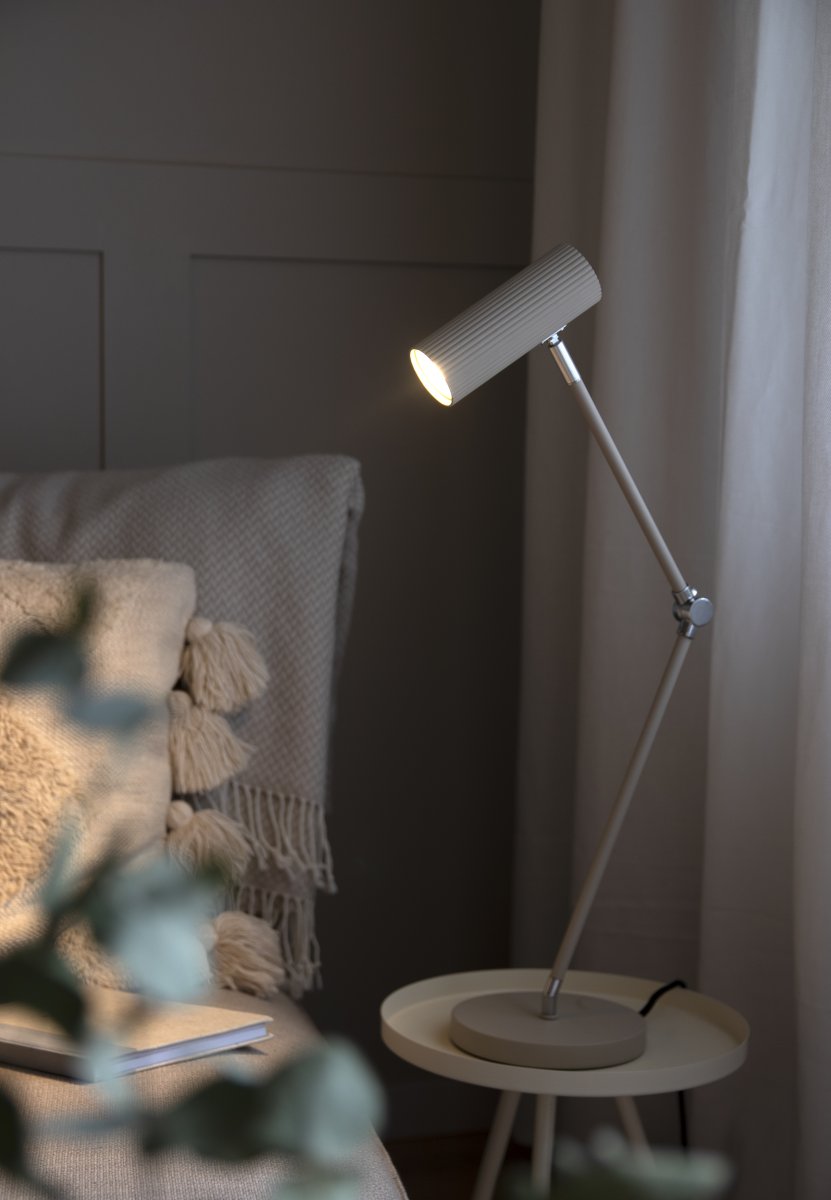Hubble Read 45cm Beige lampe de bureau De Globen Lighting - Fabriquée en acier/aluminium laqué mat, la lampe est équipée d'un câble textile de 200 cm avec interrupteur et prise.