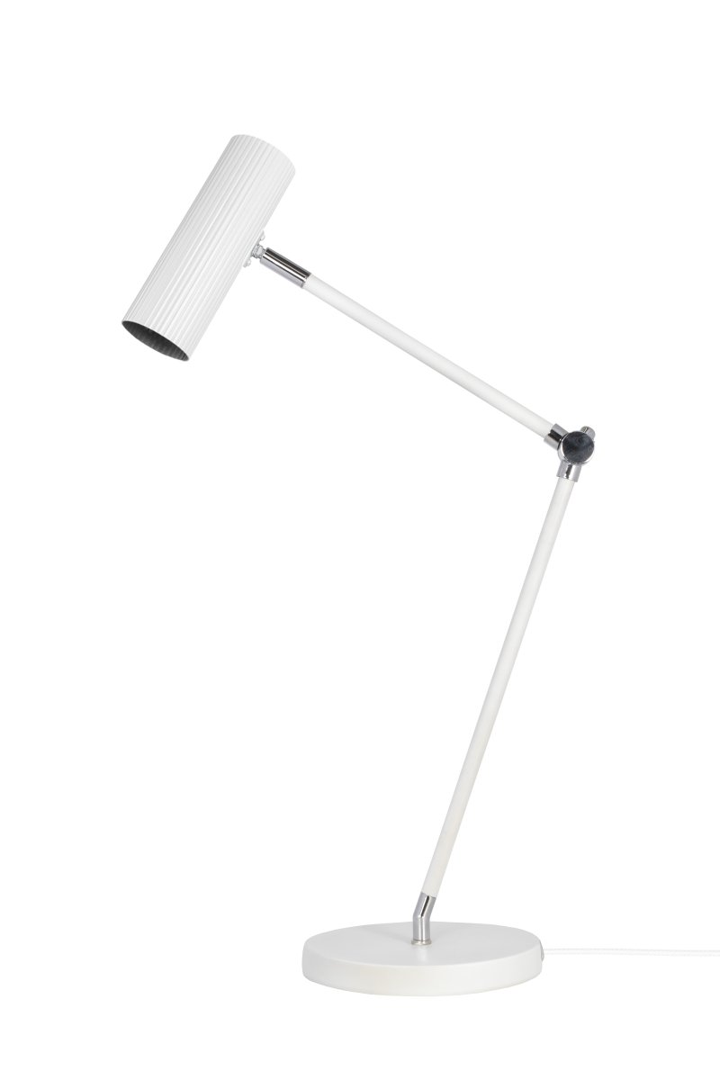 Hubble Read 45cm Blanc lampe de bureau De Globen Lighting - Fabriqu&eacute;e en acier/aluminium laqu&eacute; mat, la lampe est &eacute;quip&eacute;e d'un c&acirc;ble textile de 200 cm avec interrupteur et prise.