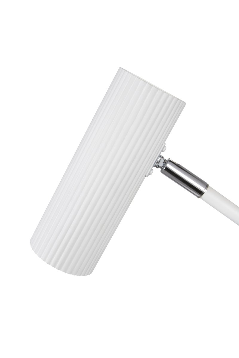Hubble Read 45cm Blanc lampe de bureau De Globen Lighting - Fabriqu&eacute;e en acier/aluminium laqu&eacute; mat, la lampe est &eacute;quip&eacute;e d'un c&acirc;ble textile de 200 cm avec interrupteur et prise.