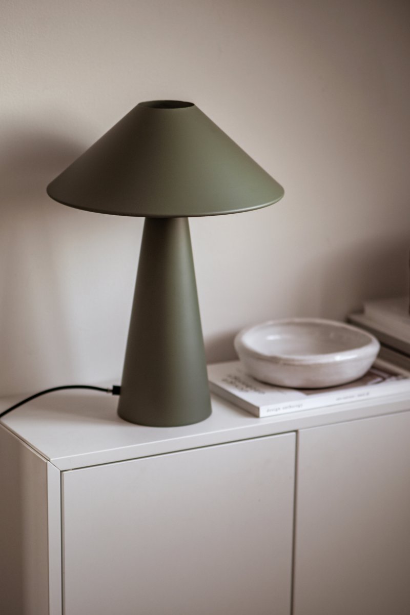 Cannes 40cm Vert mousse lampe de table De Globen Lighting - Cannes est fabriqu&eacute;e en m&eacute;tal laqu&eacute; mat et est &eacute;quip&eacute;e d'un c&acirc;ble textile de 200 cm avec prise et interrupteur.